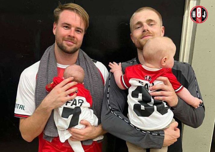 Tveir leikmenn karlaliðs Höj Elitehåndbold með ungabörn.