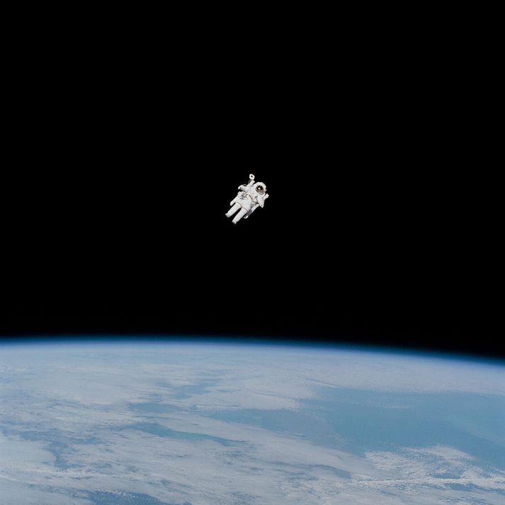 Bruce McCandless II var fyrsti geimfarinn til að ferðast um geiminn án öryggisólar árið 1984.