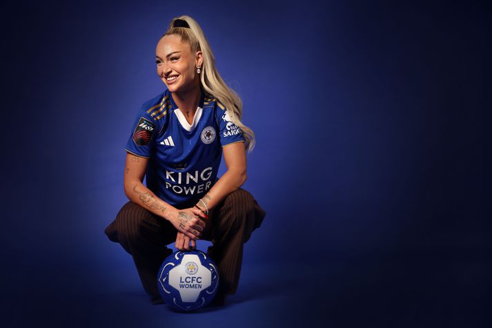 Alisha Lehmann sést hér í myndatöku á King Power-leikvanginum þar sem hún var kynnt sem nýr leikmaður Leicester City.
