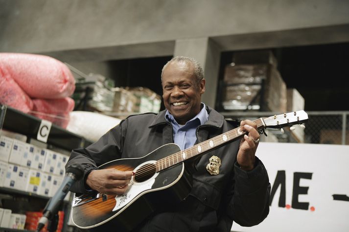 Hugh Dane í gervi öryggisvarðarins Hanks.