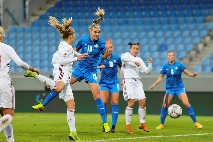 Dagný Brynjarsdóttir skoraði tvö skallamörk og eitt með vinstri fæti í sigrinum gegn Lettlandi.