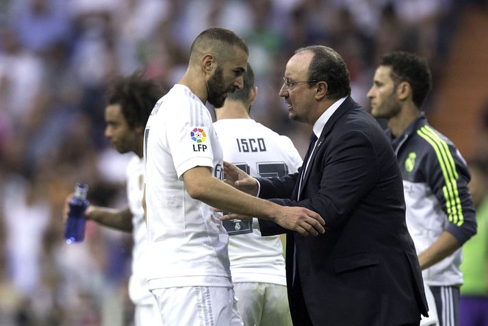 Benzema ræðir við Benitez á hliðarlínunni.