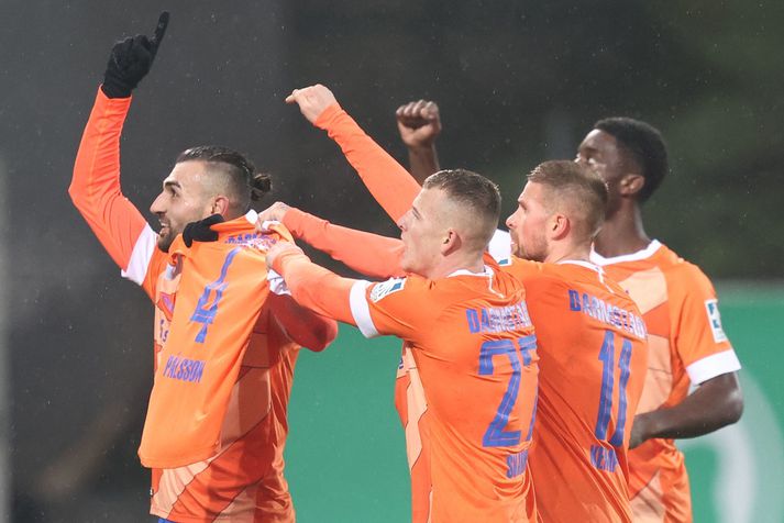 Leikmenn Darmstadt fögnuðu marki í síðasta leik með að halda treyju Guðlaugs Victors uppi. Guðlaugur lék ekki heldur með liðinu í kvöld.