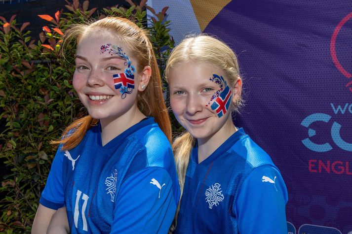 Þessar tvær stelpur voru mættar til Englands til að fylgjast með landsliðinu og klikkuðu ekki á því að mæta í fjörið á stuðningsmannasvæðinu.