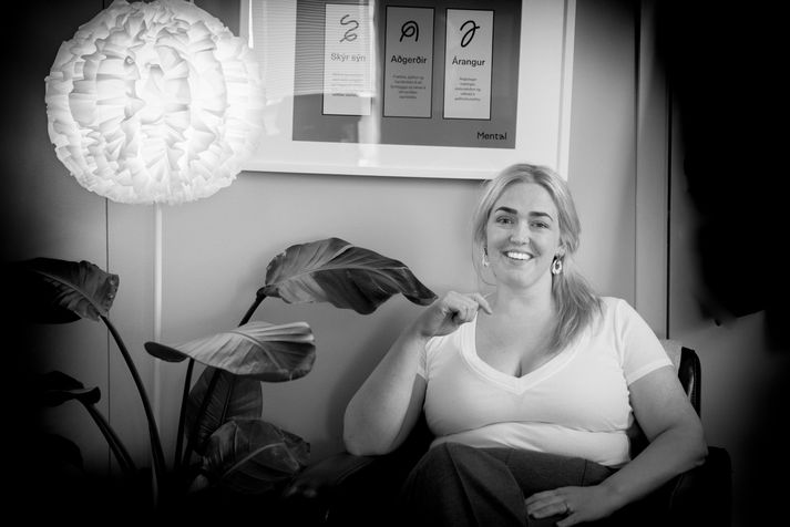 Hilja Guðmundsdóttir hjá Mental ráðgjöf segir stjórnendur oft spyrja hvort geðheilsa starfsfólks sé ekki einkamál starfsfólks. Hins vegar hefur geðheilsan okkar svo mikil áhrif á það hvernig okkur gengur í vinnunni og áhrif vinnustaðarins eru jafnframt mikil á geðheilsuna og samkvæmt rannsóknum jafn mikil og makans. 