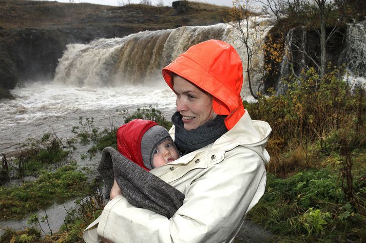 Myndin er tekin við Álafoss í Mosfellsbæ í gær en mikið rennsli er í fossinum eftir rigninguna seinustu daga.