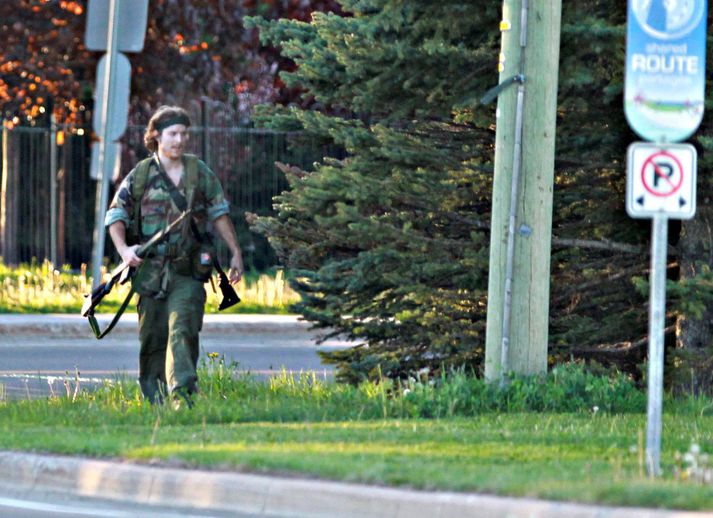 Justin Bourque sást í gæ ganga þungvopnaður um götur Moncton.