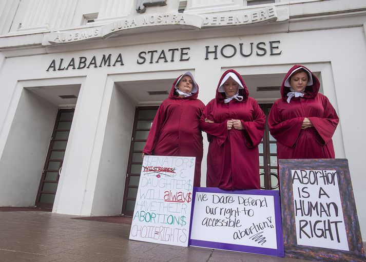 Þó að dystópían í skáldsögunni Saga þernunnar eftir Margaret Atwood sé fjarlæg minnir löggjöfin í Alabama skuggalega á þann óþægilega sagnaheim.