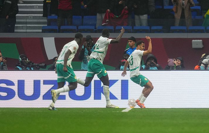 Iliman Ndiaye og félagar fagna markinu gegn Malí í kvöld.