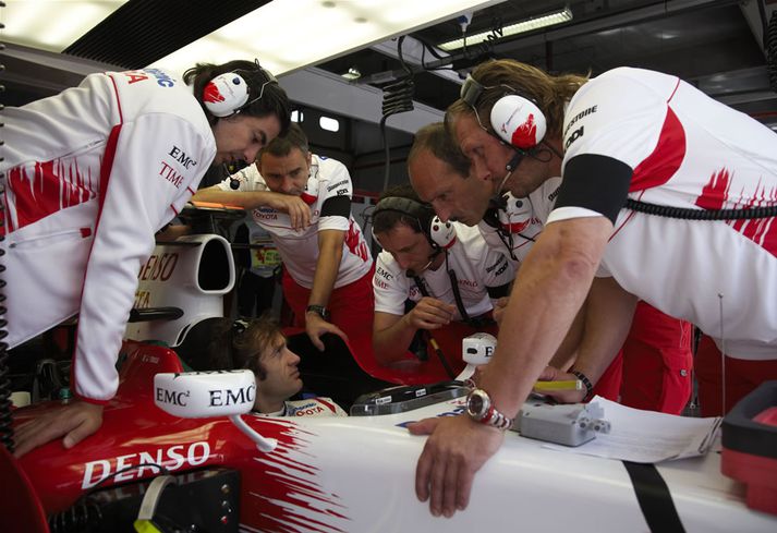 Jarno Trulli ræðir málin við tæknimenn sína.