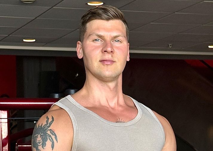 Anton Ísak segir að það hafi verið gríðarlegt áfall þegar faðir hans fyrirfór sér og í fyrstu tók það hann á slæma staði. Hann segist telja að karlmenn þjáist í hljóði og vilji ekki verða byrði á öðrum. 