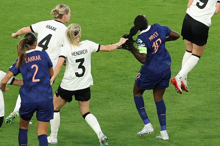 Kathrin Hendrich togar hér í hárið á hinni frönsku Griedge Mbock Bathy inn í teig. Víti var dæmt og rautt spjald fór á loft eftir aðstoð frá myndbandsdómurum.