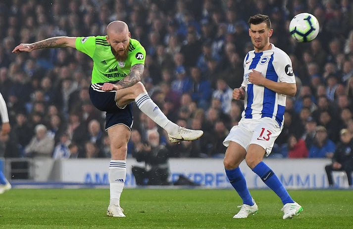 Aron Einar reynir skot að marki Brighton.