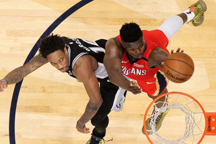 Zion Williamson skoraði sautján stig í röð í fjórða leikhlutanum og allt varð vitlaust í höllinni í New Orleans. Hér skorar hann eina af átta körfum sínum í leiknum.