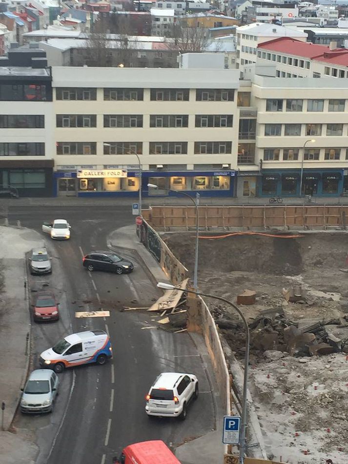 Á myndinni má sjá hvernig girðingin fór á hliðina við sprenginguna.