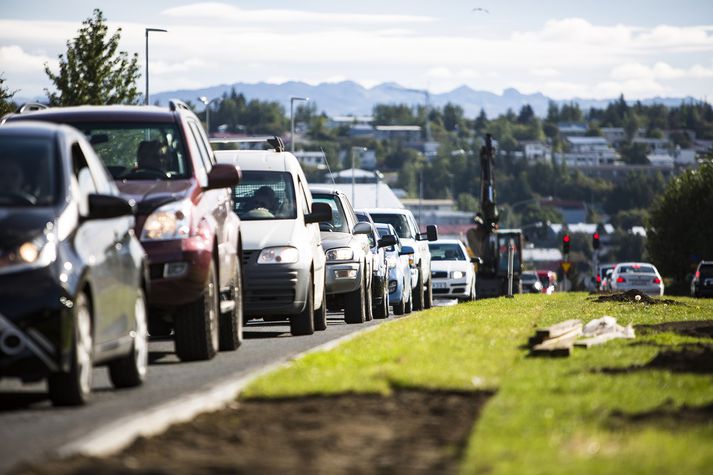 Það er vissara fyrir bílaeigendur að kanna verðið við dekkjaskipti hjá dekkjaverkstæðum landsins.