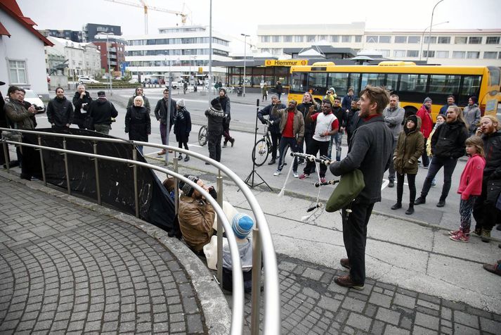 Mótmælendur létu í sér heyra fyrir utan lögreglustöðina í kvöld.