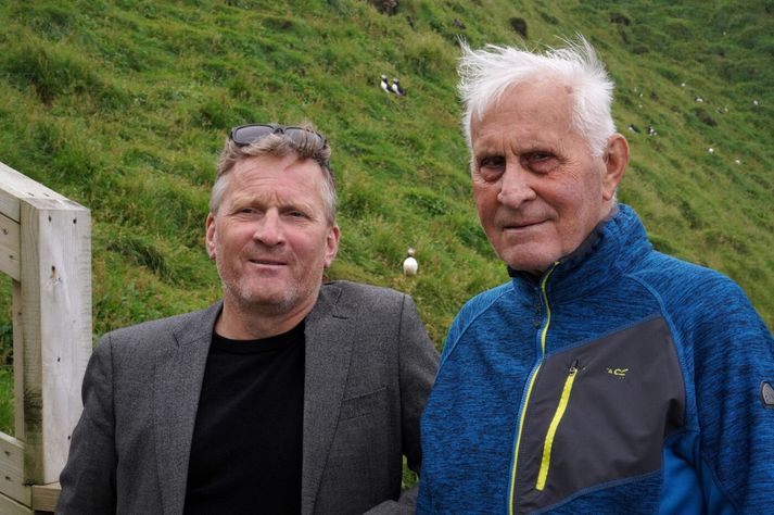 Feðgarnir Helgi Bragason og Bragi Steingrímsson ráða ríkjum í Hellisey en veiðifélagið í eynni er í forsvari fyrir Bjargveiðimannafélag Vestmannaeyja þetta sumarið.