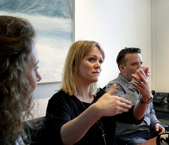 Margrét Hauksdóttir, forstjóri Þjóðskrár, fylgist með Katrínu Júlíusdóttur, fjármála- og efnahagsráðherra, kynna nýjung í birtingu opinberra fjárhagsupplýsinga. Lengst til vinstri er Finnur Pálmi Magnússon, formaður starfshóps um opin gögn.