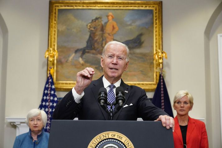 Joe Biden forseti Bandaríkjanna segir gróða olíufélaganna svívirðilegan og þau sýni enga samfélagslega ábyrgð. Geri þau það ekki megi þau búast við skattahækkunum og öðrum aðgerðum.