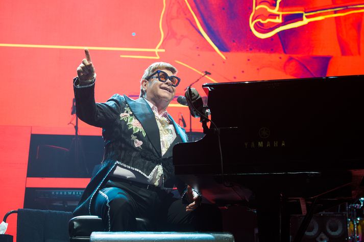 Elton John við píanóið í París.