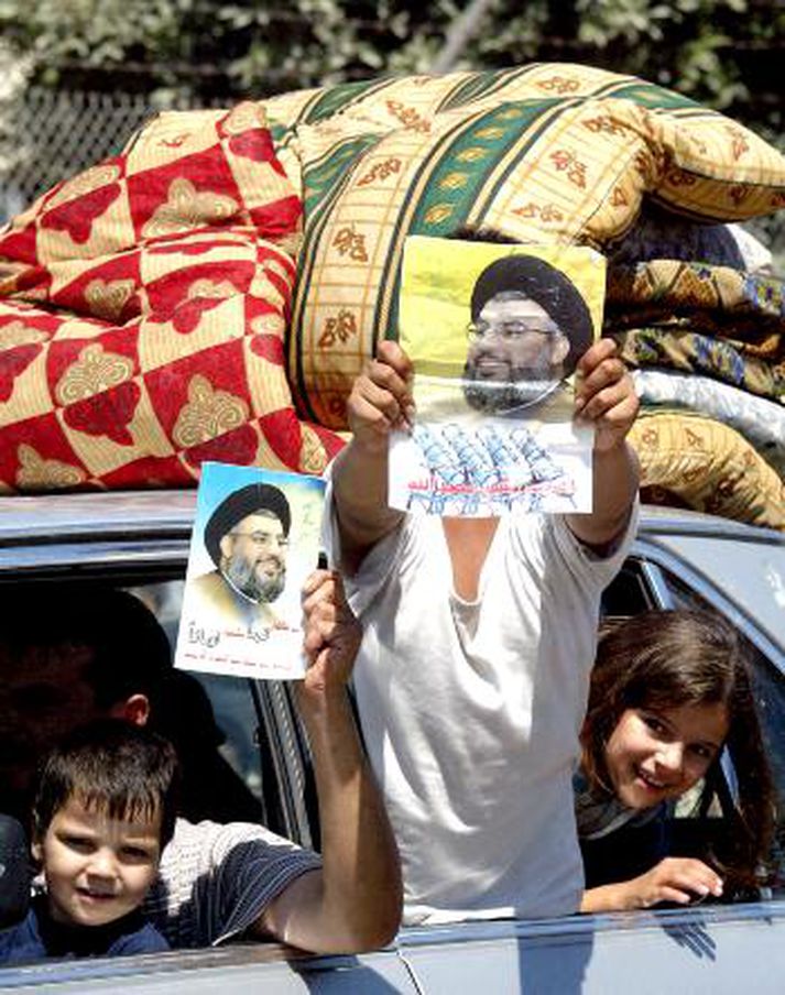 Líbönsk börn halda á myndum af Hassan Nasrallah, leiðtoga Hisbollah. Hann er gífurlega vinsæll og myndir af honum hanga uppi víða um Líbanon þar sem Hisbollah nýtur stuðnings.