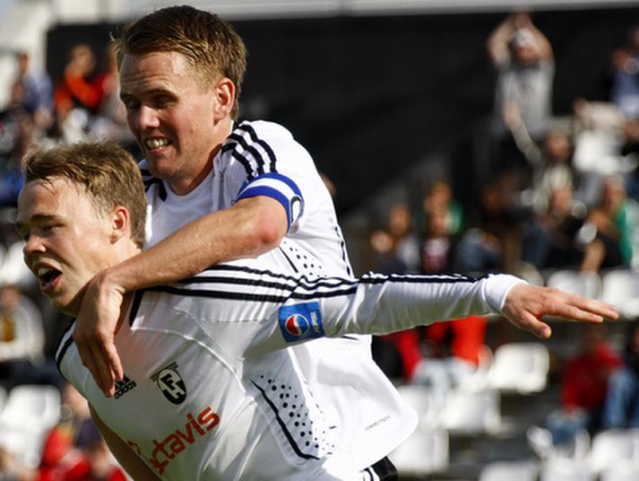 Markaskorar FH, Atli Guðnason og Davíð Þór Viðarsson fagna hér marki Atla í dag.