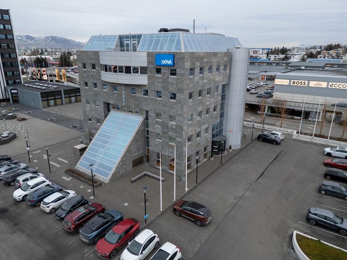 Verslunarmiðstöðin er hinum megin við götuna.