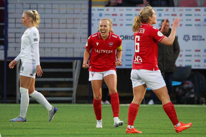 Elísa Viðarsdóttir tók við Mjólkurbikarnum eftir sigur gegn Breiðablik árið 2022.