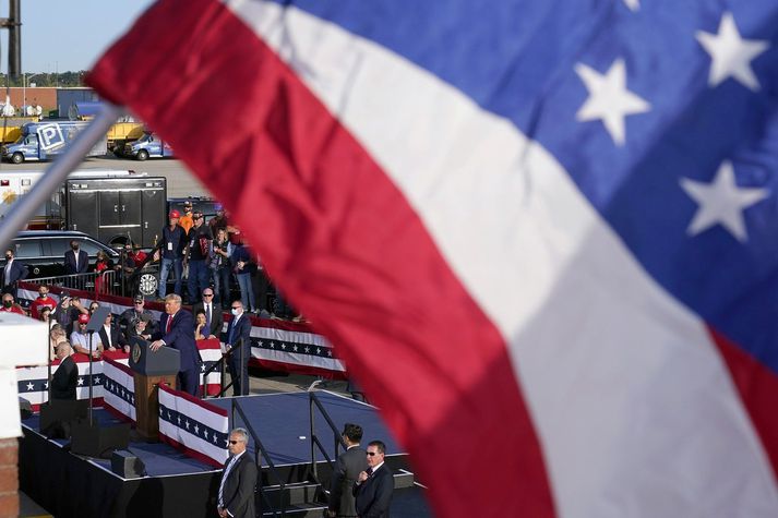 Donald Trump, forseti Bandaríkjanna, segist hafa staðið sig „ótrúlega vel“ gegn Covid-19.