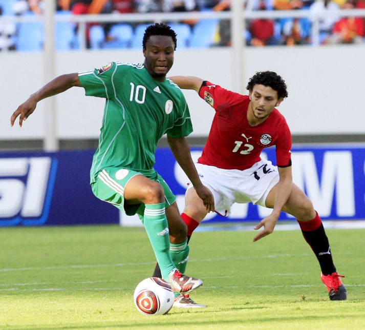 John Obi Mikel, leikmaður Nigeríu og Chelsea, í baráttunni í dag.
