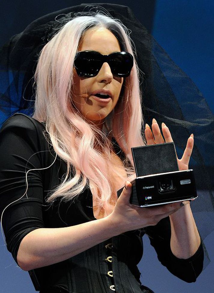 Lady Gaga þótti taka sig vel út á brimbretti í Mexíkó.