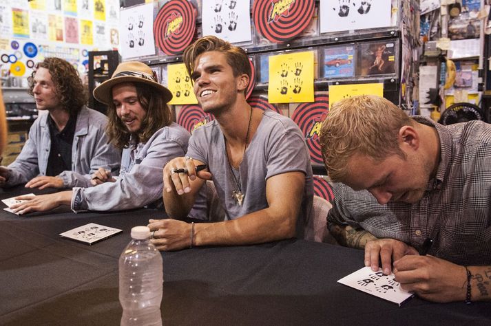 Strákarnir í Kaleo árita plötur í Los Angeles fyrr á árinu.