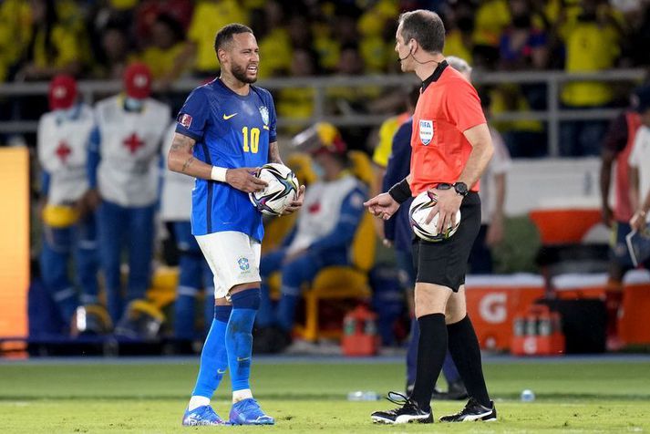 Neymar var væntanlega ekki að leggja hér til að hann þyrfti annan bolta en þessi mynd er tekin eftir markalausa jafnteflið á móti Kólumbíu.