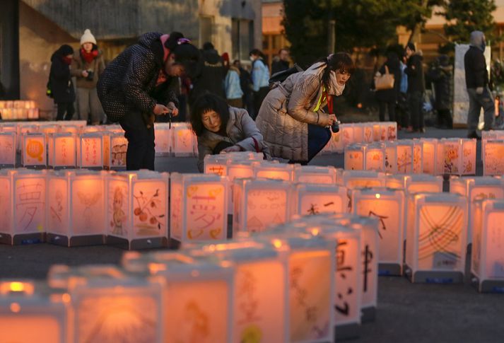 Japanir kveiktu á luktum til að minnast þeirra sem fórust.