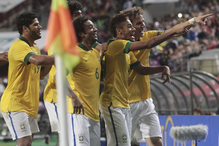 Brasilíumenn fagna hér öðru marka sinna.