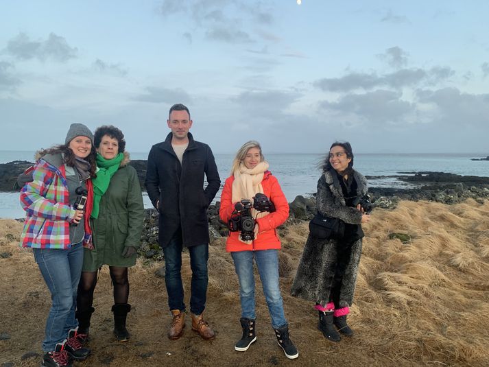 Franskt sjónvarpsteymi komið til Íslands til að vinna viðtal við Ragnar Jónasson en þarna eru þau á Vatnsleysuströnd, þar sem lík fannst í einni bóka hans, Dimmu.