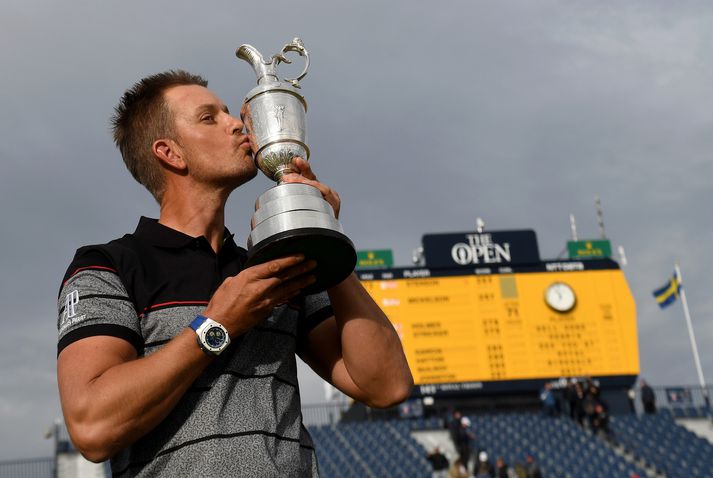 Henrik Stenson kyssir Silfurkönnuna á Royal Troon-vellinum í Skotlandi eftir sigurinn sögulega þar sem hann bætti tvö stærstu metin á Opna breska.