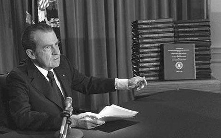 Richard Nixon á skrifstofu sinni. Málsgögn Watergate-málsins í bakgrunni.