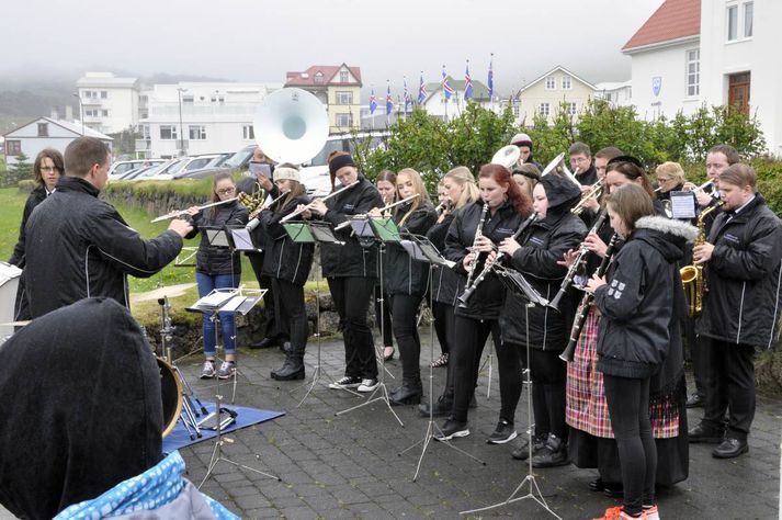 Lúðrasveit Vestmannaeyja spilaði falleg lög í tilefni dagsins.