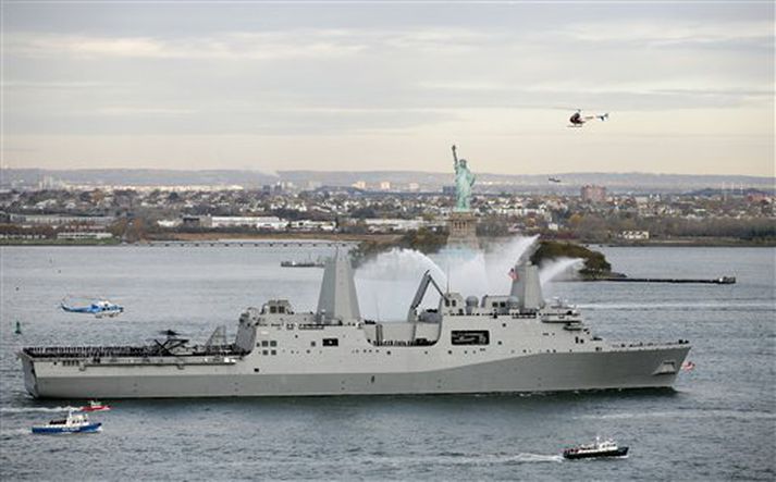 USS New York siglir til heimahafnar.