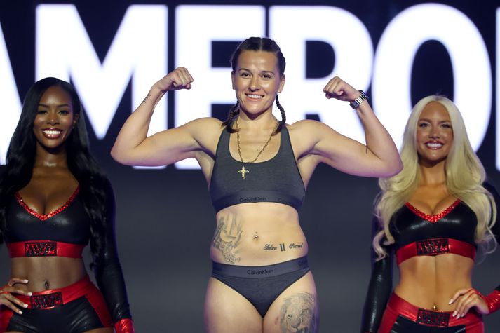 Breska hnefaleikakonan Chantelle Cameron í vigtun fyrir bardaga sinn í júlí.