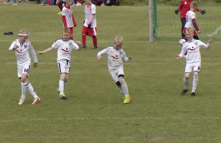Leikmenn ÍBV tóku nokkur vel valin dansspor þegar Guðjón Guðmundsson, Gaupi, heimsótti mótið í fyrra.