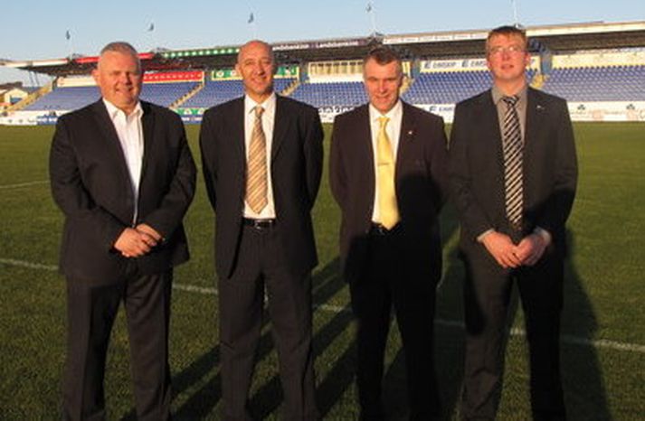 F.v. Þorsteinn Gunnarsson formaður knattspyrnudeildar, Luka Kostic þjálfari, Jónas Þórhallsson varaformaður og Ingvar Guðjónsson framkvæmdastjóri, eftir undirskriftina síðasta laugardag.