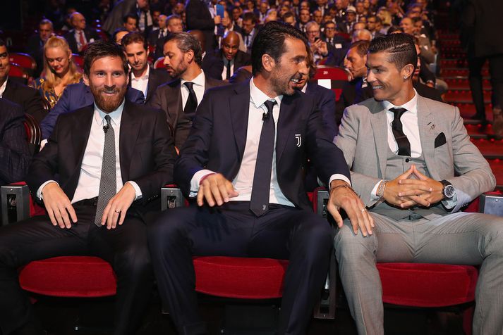 Lionel Messi og Cristiano Ronaldo með markvörðinn Gianluigi Buffon á milli sín.