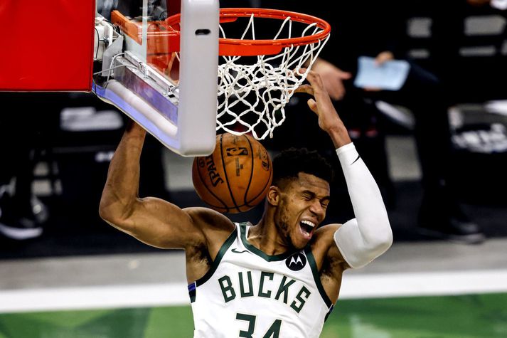 Giannis Antetokounmpo treður boltanum í körfuna í sigri Milwaukee Bucks í nótt.