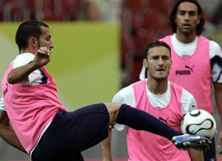 Gianluca Zambrotta á æfingu, Francesco Totti og Alessandro Nesta horfa á