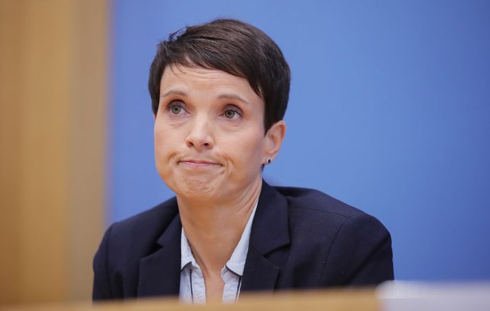 Frauke Petry strunsaði út af blaðamannafundinum þar sem hún tilkynnti um ákvörðun sína.