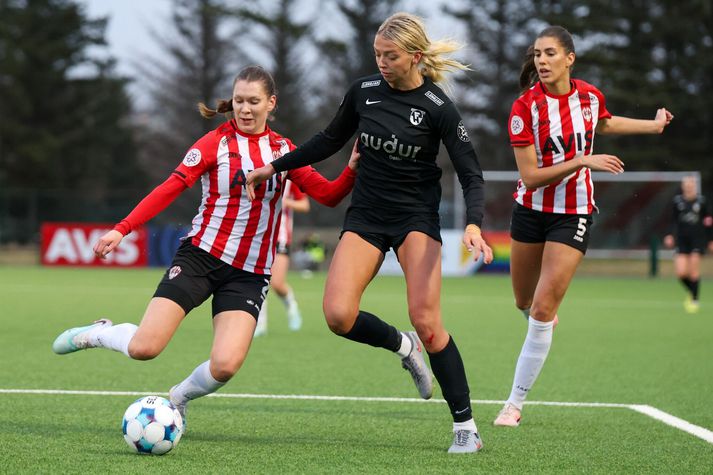 Landsliðskonan Ída Marín Hermannsdóttir stöðvuð af öflugum varnarmönnum Þróttar.