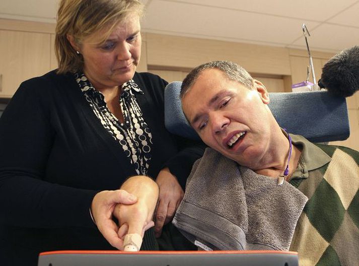 Tjáir sig með stuðningi Houben notar lyklaborð til að tjá sig með aðstoð talþjálfa síns, Lindu Wouters.fréttablaðið/AP